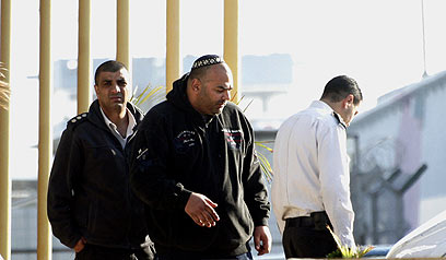 שלום דומרני מגיע לריצוי מאסרו בבאר שבע (צילום: אליעד לוי) (צילום: אליעד לוי)