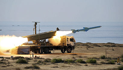 Ira test-fires missile during drill in Hormuz (Photo: AP)
