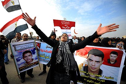 Anti-Mubarak protesters outside courthouse (Photo: MCT)