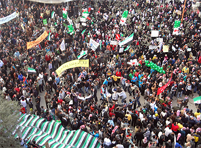 מפגינים נגד אסד באידליב (צילום: רויטרס) (צילום: רויטרס)