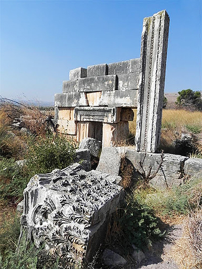פולחן מתים שהוקדש לא בעל-שמין. המקדש רומי בתל קדש (צילום: זיו ריינשטיין) (צילום: זיו ריינשטיין)