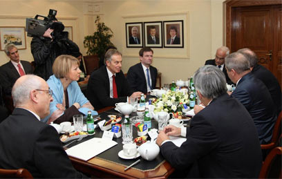 מולכו ועריקאת בפגישה עם נציגי הקוורטט בירדן      (צילום: AFP) (צילום: AFP)