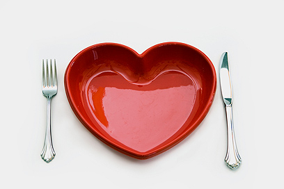 אז מה מותר לאכול כדי לשמור על בריאות הלב? (צילום: shutterstock) (צילום: shutterstock)