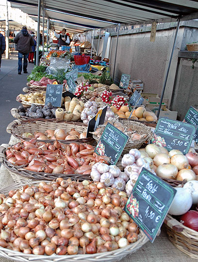 מהם מכינים את הספסיאליטה המקומי. בצלים בשוק פריזאי (צילום: יפה עירון קוץ) (צילום: יפה עירון קוץ)