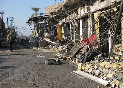 אחת מזירות הפיגוע בבגדד (צילום: AP) (צילום: AP)