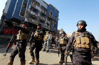 כוחות עיראקיים בזירת הפיגוע בבגדד (צילום: AP) (צילום: AP)