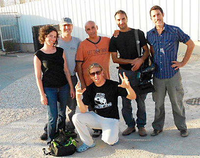 ילן פרנק עם צוות הצילום שלו באחד מבתי הכלא בארץ ()