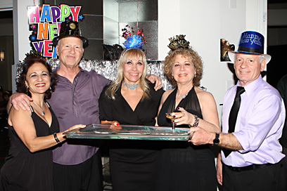 המארחים: רינה ויאיר קושט ביחד עם האורחים שהגיעו לחגוג את השנה החדשה. צילמה: אורלי הלוי ()