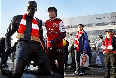 מוקד עליה לתיירים. הפסל בדמותו של הנרי באצטדיון האמירויות (צילום: AP) (צילום: AP)