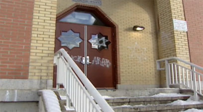הכתובות בכניסה למסגד בקנדה (צילום: ctv) (צילום: ctv)