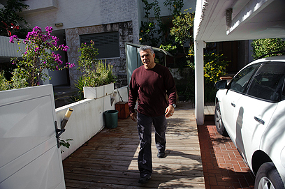 לפיד מחוץ לביתו, השבוע. עבר לניסאן (צילום: בן קלמר) (צילום: בן קלמר)