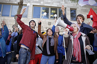 מפגינים מחוץ לבית הדין (צילום: נועם מושקוביץ) (צילום: נועם מושקוביץ)