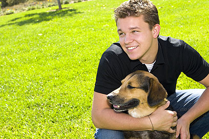 זה היה חמוד בהתחלה, עכשיו זה פתטי. גבר וכלב (צילום: Shutterstock) (צילום: Shutterstock)
