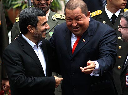 ונצואלה, כמו איראן ורוסיה, מסייעת למשטרו של אסד. צ'אבס ואחמדינג'אד (צילום: AP) (צילום: AP)