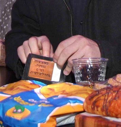 שלא תגידו שלא דואגים לכם אהה. רן דנקר והארנק שלו (צילום: ענת מוסברג) (צילום: ענת מוסברג)