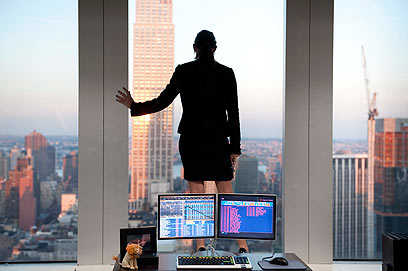 דמי מור צופה מהמשרד מטה לניו יורק. מתוך "התמוטטות" ()