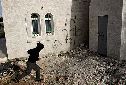 הגרפיטי על קירות המסגד (צילום: AP) (צילום: AP)