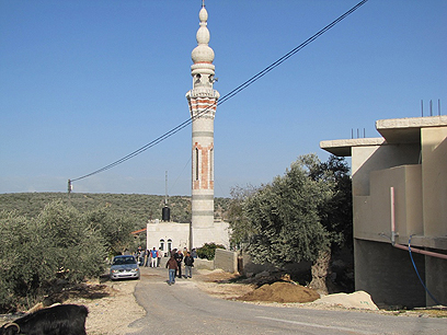 המסגד בכפר דיר איסתיא (צילום: עאטף אבו-רוב, בצלם) (צילום: עאטף אבו-רוב, בצלם)