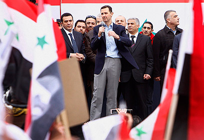 "הסורים ינצחו ללא ספק את המזימה". אסד בהופעה נדירה ברחוב (צילום: AP) (צילום: AP)