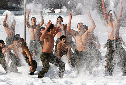 מלחמת שלג, במינוס 20 מעלות צלזיוס (צילום: AP) (צילום: AP)