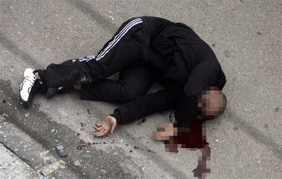 אחד ההרוגים בהפגזה בחומס (צילום: AFP) (צילום: AFP)