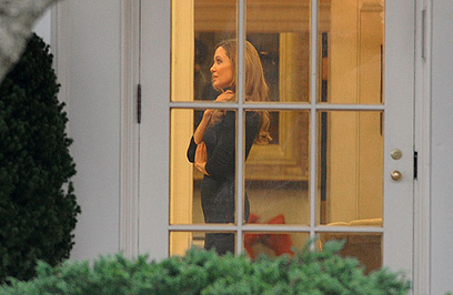 אנג'לינה ג'ולי בבית הלבן. למי אכפת מ-140 מיליון איש? (צילום: MCT) (צילום: MCT)