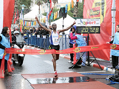 פטריק טוומבה חוצה ראשון את קו הסיום (צילום: אורן אהרוני) (צילום: אורן אהרוני)