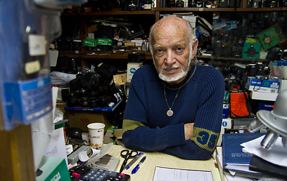 נחום גוטמן בחנות הצילום שלו (צילום: יניב ברמן) (צילום: יניב ברמן)