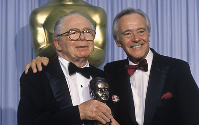 בילי וויילדר, לצד ג'ק למון, מקבל פרס מפעל חיים בטקס האוסקר ב-1988 (צילום: gettyimages) (צילום: gettyimages)