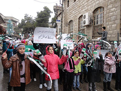 הפגנה נגד אסד בזבדני, ליד דמשק (צילום: רויטרס) (צילום: רויטרס)