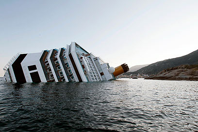 ספינת התענוגות "קוסטה קונקורדיה" שוקעת. (צילום: AP) (צילום: AP)
