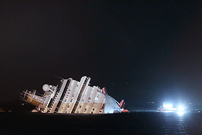 "קוסטה קונקורדיה" שוקעת בים, אמש (צילום: AP) (צילום: AP)