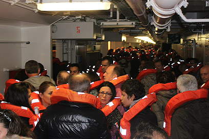 עם חגורות הצלה בספינה, לפני החילוץ  (צילום: EPA) (צילום: EPA)