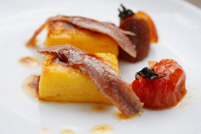 קוביות פולנטה צלויות עם אנשובי ועגבניות בתנור (צילום: מיכל וקסמן) (צילום: מיכל וקסמן)