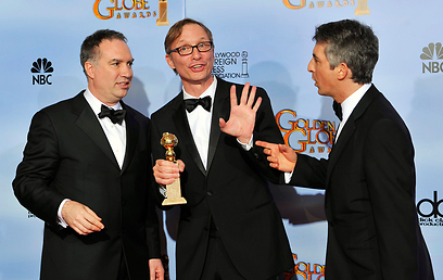 פיין עם המפיקים ג'ים ברק וג'ים טיילור עם גלובוס הזהב. האוסקר בדרך? (צילום: AP) (צילום: AP)