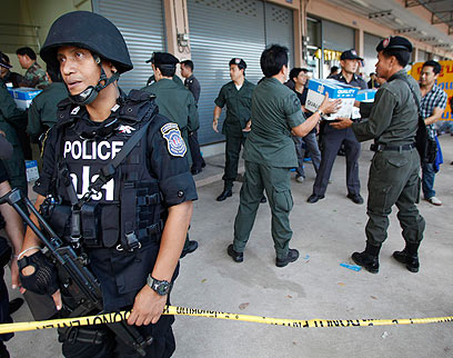שוטרים תאילנדים ליד המפעל (צילום: רויטרס) (צילום: רויטרס)