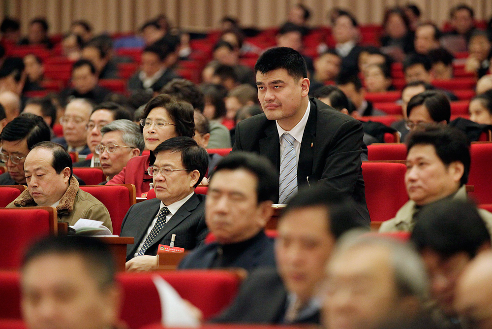 יאו מינג גבוה מעל כולם בכנס המדובר (צילום: AP) (צילום: AP)