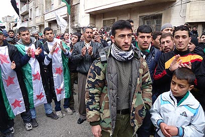 חייל ב"צבא סוריה החופשי" של המורדים בעיר חומס (צילום: MCT) (צילום: MCT)