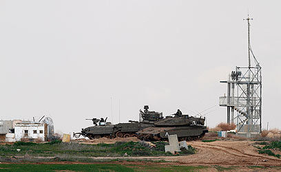 כוחות צה"ל בגבול עזה, היום (צילום: רויטרס) (צילום: רויטרס)