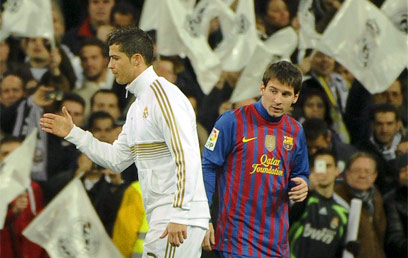 רונאלדו ומסי, כנראה השניים הגדולים בעולם. הפורטוגלי שלף ראשון (צילום: AFP) (צילום: AFP)