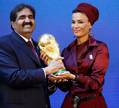אמיר קטאר ואשתו עם דגם של גביע העולם בכדורגל (צלום: רויטרס) (צלום: רויטרס)