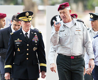 רא"ל גנץ עם עמיתו האמריקני, הגנרל מרטין דמפסי (צילום: AFP) (צילום: AFP)