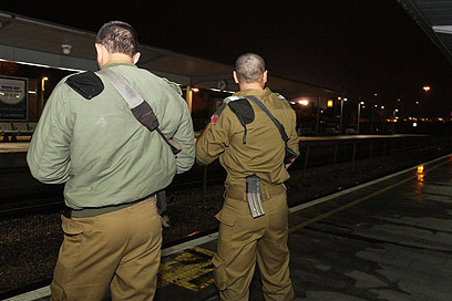 חיילים מחכים לרכבת בתל אביב, הערב (צילום: עופר עמרם) (צילום: עופר עמרם)