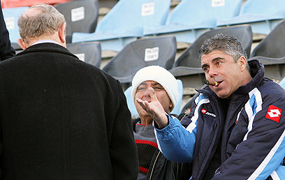 פרוספר אזגי. חלק משרי הכדורגל שמעדיפים לשתוק (צילום: עוז מועלם) (צילום: עוז מועלם)