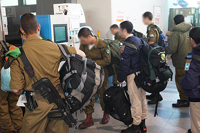 שביזות יום א' בתור לקופות ברכבת ההגנה בתל אביב  (צילום: מוטי קמחי) (צילום: מוטי קמחי)