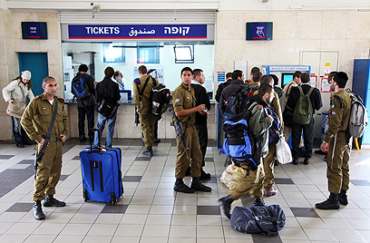 חיילים בתחנת חוף הכרמל. בחרו לשלם (צילום: אבישג שאר-ישוב) (צילום: אבישג שאר-ישוב)