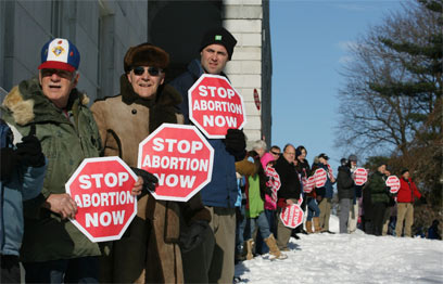 הפגנה נגד הפלות במיין (צילום: AP) (צילום: AP)