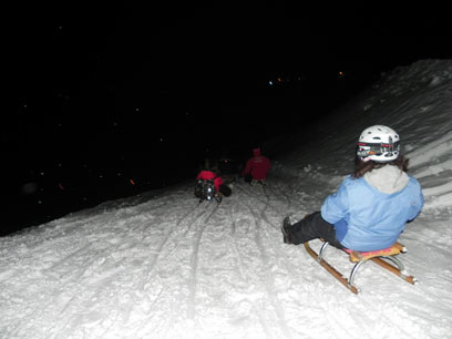 לגלוש במדרון הלבן בצורה פחות שגרתית. מזחלות שלג בלילה (צילום: זיו ריינשטיין) (צילום: זיו ריינשטיין)