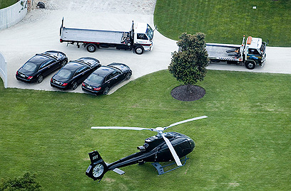 הפשיטה על האחוזה של קים דוטקום: משאיות מגיעות לתפוס את מכוניות היוקרה (צילום: AP) (צילום: AP)