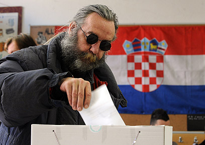 המדינה השנייה מיוגוסלביה לשעבר שתצטרף לאיחוד. מצביע בזאגרב (צילום: רויטרס) (צילום: רויטרס)